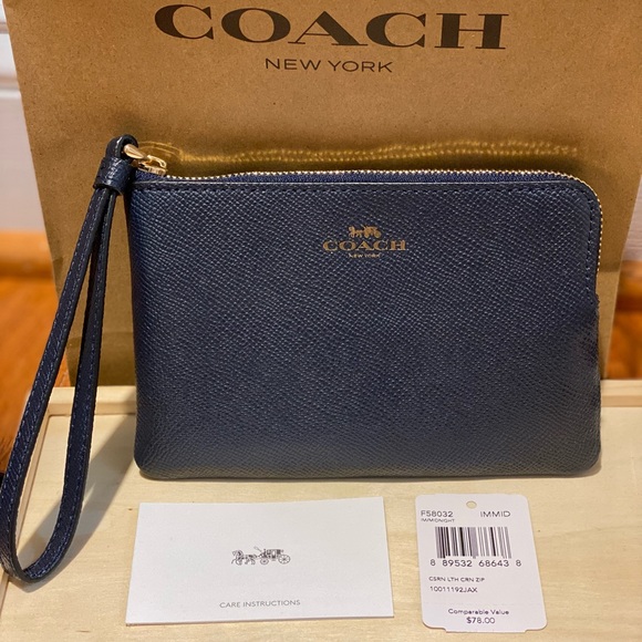 Corner Zip Wristlet - Picture 3 of 9